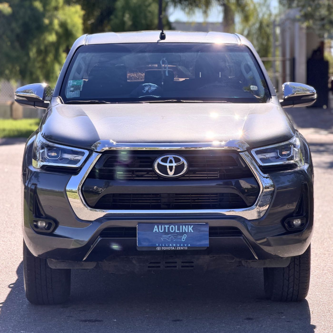 Toyota Hilux Gris, vista frontal